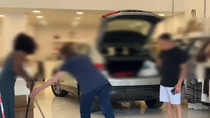 Βριλήσσια: Αυτοκίνητο εισέβαλε σε κατάστημα ρούχων