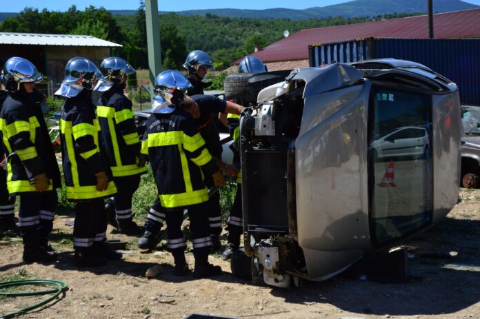 Χανιά: Ασθενοφόρο ανετράπη μετά από σύγκρουση – Νεκρός ασθενής, δύο τραυματίες
