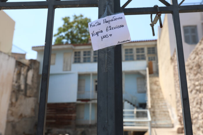 draft-4117-original_article Λουλούδια και μηνύματα αγάπης στη Μάρω Κοντού στην «οικία Κοκοβίκου»