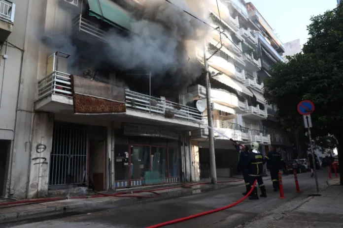 Πειραιάς: Φωτιά σε διαμέρισμα – Επιχείρηση της Πυροσβεστικής