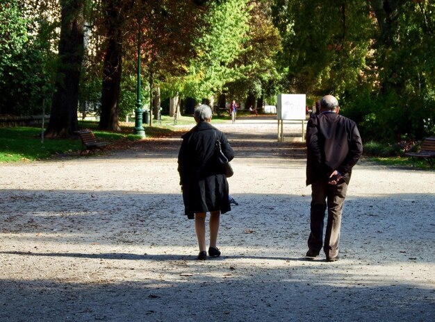 Μακροζωία: Γιατί η καθημερινή κίνηση είναι σημαντικότερη από τη γυμναστική