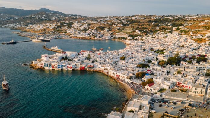draft-4540-pexels Σάκης Ρουβάς και Κάτια Ζυγούλη στη Σίφνο: Η συνάντηση με τη Ρένα Μόρφη