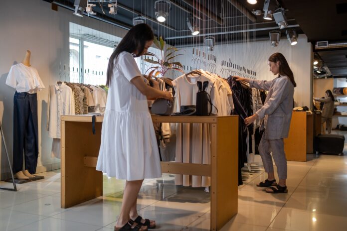 Harem παντελόνια: Οι προτάσεις των Zara και Mango για γυναίκες άνω των 50