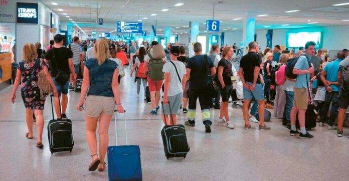 Τέλος στα ταξίδια εξωτερικού με παλιές ταυτότητες από τις 3 Αυγούστου
