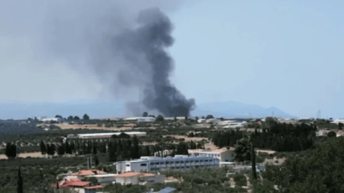Κορινθία: Έκρηξη και φωτιά σε εργοστάσιο στα Εξαμίλια – Ένας νεκρός