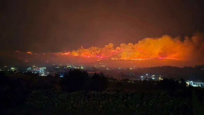 Μεγάλη φωτιά στην Πάρο: Εκκενώσεις σε πέντε περιοχές — εκτός ελέγχου το μέτωπο