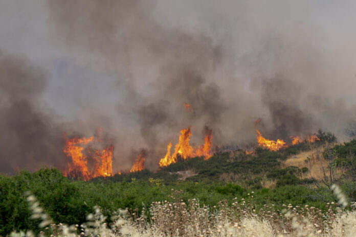Φωτιά στο Πλωμάρι: Μήνυμα 112 για ετοιμότητα στους κατοίκους