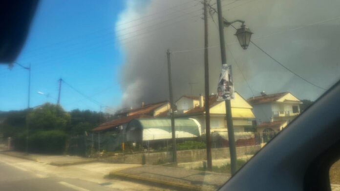 Φωτιά στο Κομπότι Άρτας: Εκκένωση οικισμού μέσω 112 — πού κατευθύνονται οι κάτοικοι