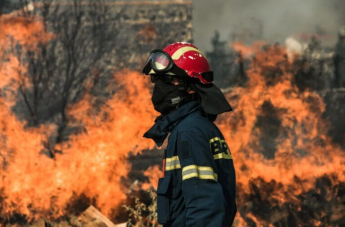 Φωτιά στην Κεφαλονιά: Εκκενώσεις οικισμών και ενισχύσεις από την Πάτρα