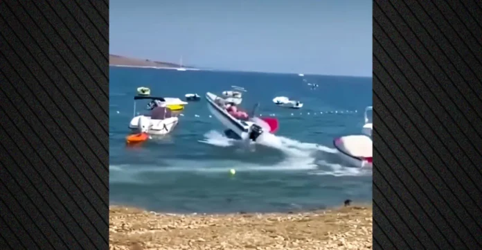 Νάξος: Σκάφος έχασε τον έλεγχο και «καβάλησε» δύο πλοιάρια σε παραλία