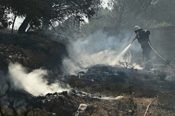 Φωτιά στον Κουβαρά Αττικής: Εκκένωση στον Άγιο Στυλιανό μέσω 112